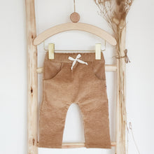 Charger l'image dans la galerie, Pantalon bébé "Mahé" en velours côtelé praliné durable et écoresponsable fabriqué en France par Les p'tites Merveilles de Bérénice