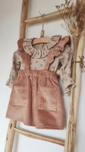 Charger l'image dans la galerie, Blouse bébé fille Flora en double gaze de coton lin beige à fleurs corail et jupe à bretelles volantées en velours côtelé vieux rose durable et écoresponsable fabriquée en France par Les p'tites Merveilles de Bérénice