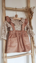 Charger l'image dans la galerie, Blouse bébé fille Flora en double gaze de coton lin beige à fleurs corail et jupe à bretelles volantées en velours côtelé vieux rose durable et écoresponsable fabriquée en France par Les p'tites Merveilles de Bérénice