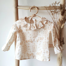 Charger l'image dans la galerie, Blouse bébé fille Flora en double gaze de coton écureuils folk écru et beige durable et écoresponsable fabriquée en France par Les p'tites Merveilles de Bérénice