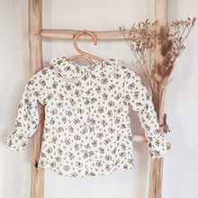 Charger l'image dans la galerie, Blouse bébé fille Flora en double gaze de coton Biologique blanc et vert à fleurs durable et écoresponsable fabriquée en France par Les p'tites Merveilles de Bérénice