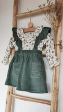 Charger l'image dans la galerie, Blouse bébé fille Flora en double gaze de coton Biologique blanc et vert à fleurs et jupe à bretelles volantées en velours côtelé coton Biologique vert émeraude durable et écoresponsable fabriquée en France par Les p'tites Merveilles de Bérénice