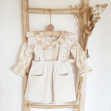 Charger l'image dans la galerie, Blouse bébé fille Flora en double gaze de coton Biologique écru et beige écureuils folk et jupe à bretelles volantées en velours côtelé coton écru durable et écoresponsable fabriquée en France par Les p'tites Merveilles de Bérénice