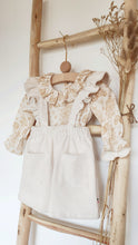 Charger l'image dans la galerie, Blouse bébé fille Flora en double gaze de coton Biologique écru et beige écureuils folk et jupe à bretelles volantées en velours côtelé coton écru durable et écoresponsable fabriquée en France par Les p'tites Merveilles de Bérénice