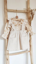 Charger l'image dans la galerie, Blouse bébé fille Flora en double gaze de coton Biologique écru et beige écureuils folk et jupe à bretelles volantées en velours côtelé coton écru durable et écoresponsable fabriquée en France par Les p'tites Merveilles de Bérénice
