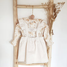 Charger l'image dans la galerie, Blouse bébé fille Flora en double gaze de coton Biologique écru et beige écureuils folk et jupe à bretelles volantées en velours côtelé coton écru durable et écoresponsable fabriquée en France par Les p'tites Merveilles de Bérénice