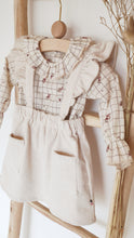 Charger l'image dans la galerie, Blouse bébé fille Flora en double gaze de coton Biologique écru à carreaux et roses anciennes et jupe à bretelles volantées en velours côtelé coton écru durable et écoresponsable fabriquée en France par Les p'tites Merveilles de Bérénice