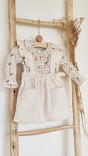 Charger l'image dans la galerie, Blouse bébé fille Flora en double gaze de coton Biologique écru à carreaux et roses anciennes et jupe à bretelles volantées en velours côtelé coton écru durable et écoresponsable fabriquée en France par Les p'tites Merveilles de Bérénice