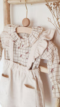 Charger l'image dans la galerie, Blouse bébé fille Flora en double gaze de coton Biologique écru à carreaux et roses anciennes et jupe à bretelles volantées en velours côtelé coton écru durable et écoresponsable fabriquée en France par Les p'tites Merveilles de Bérénice