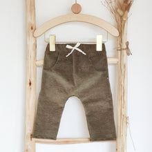 Charger l'image dans la galerie, Pantalon bébé "Mahé" en velours vert mousse durable et écoresponsable fabriqué en France par Les p'tites Merveilles de Bérénice