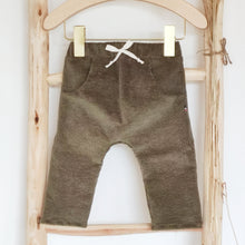 Charger l'image dans la galerie, Pantalon bébé "Mahé" en velours vert mousse durable et écoresponsable fabriqué en France par Les p'tites Merveilles de Bérénice