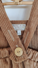 Charger l'image dans la galerie, Salopette en velours côtelé marron noisette pour bébé / enfant Sam bohème rétro farmer écoresponsable et durable fabriquée en France par Les p'tites Merveilles de Bérénice