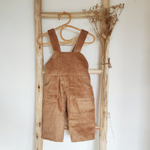 Charger l'image dans la galerie, Salopette en velours côtelé marron noisette pour bébé / enfant Sam bohème rétro farmer écoresponsable et durable fabriquée en France par Les p'tites Merveilles de Bérénice