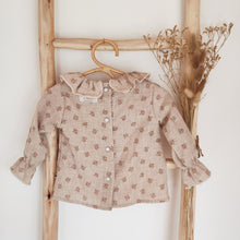 Charger l'image dans la galerie, Blouse bébé fille Flora en double gaze de coton lin beige à fleurs corail durable et écoresponsable fabriquée en France par Les p'tites Merveilles de Bérénice