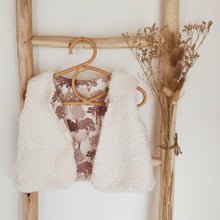 Charger l'image dans la galerie, Gilet de berger bébé fausse fourrure mouton sherpa écru doublé coton jersey arbres en forêt marron et écru durable et écoresponsable fabriqué en France par Les p'tites Merveilles de Bérénice
