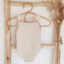Charger l'image dans la galerie, Barboteuse bébé tricot écru rétro vintage et boutons bois fabriquée en France pour Les p'tites Merveilles de Bérénice