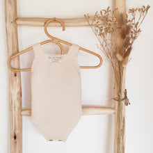 Charger l'image dans la galerie, Barboteuse bébé tricot écru rétro vintage et boutons bois fabriquée en France pour Les p'tites Merveilles de Bérénice