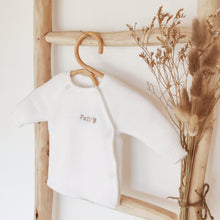 Charger l'image dans la galerie, Brassière bébé tricotée en France avec broderie personnalisée - Fabriquée en France pour Les p'tites Merveilles de Bérénice
