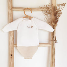Charger l'image dans la galerie, Barboteuse bébé tricot beige rétro vintage et boutons bois avec brassière blanche naissance personnalisée fabriquée en France pour Les p'tites Merveilles de Bérénice