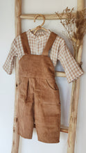 Charger l'image dans la galerie, Salopette en velours côtelé marron noisette pour bébé / enfant Sam bohème rétro farmer et chemise bébé double gaze de coton vichy beige et blanc écoresponsable et durable fabriquée en France par Les p'tites Merveilles de Bérénice