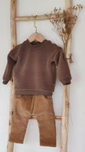 Charger l'image dans la galerie, Sweat ourson bébé en fausse fourrure mouton sherpa chocolat et pantalon velours côtelé praliné écoresponsable et durable fabriqué en France par Les p'tites Merveilles de Bérénice