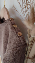 Charger l'image dans la galerie, Sweat ourson bébé en fausse fourrure mouton sherpa chocolat écoresponsable et durable fabriqué en France par Les p'tites Merveilles de Bérénice