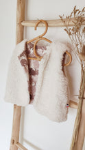 Charger l'image dans la galerie, Gilet de berger bébé fausse fourrure mouton sherpa écru doublé coton jersey arbres en forêt marron et écru durable et écoresponsable fabriqué en France par Les p'tites Merveilles de Bérénice