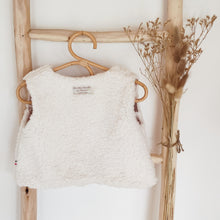 Charger l'image dans la galerie, Gilet de berger bébé fausse fourrure mouton sherpa écru doublé coton jersey arbres en forêt marron et écru durable et écoresponsable fabriqué en France par Les p'tites Merveilles de Bérénice