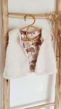 Charger l'image dans la galerie, Gilet de berger bébé fausse fourrure mouton sherpa écru doublé coton jersey arbres en forêt marron et écru durable et écoresponsable fabriqué en France par Les p'tites Merveilles de Bérénice