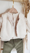 Charger l'image dans la galerie, Gilet de berger bébé fausse fourrure mouton sherpa écru doublé coton jersey arbres en forêt marron et écru durable et écoresponsable fabriqué en France par Les p'tites Merveilles de Bérénice