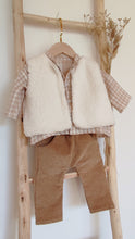 Charger l'image dans la galerie, Ensemble vêtements bébé avec chemise bébé garçon Matisse en double gaze de coton vichy beige et blanc écoresponsable fabriquée en France par Les p'tites Merveilles de Bérénice