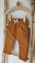 Charger l'image dans la galerie, Pantalon bébé "Mahé" en velours orange écureuil durable et écoresponsable fabriqué en France par Les p'tites Merveilles de Bérénice