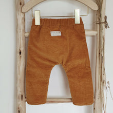 Charger l'image dans la galerie, Pantalon bébé "Mahé" en velours orange écureuil durable et écoresponsable fabriqué en France par Les p'tites Merveilles de Bérénice