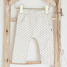 Charger l'image dans la galerie, Pantalon bébé fille "Mahé" en velours côtelé fines côtes blanc cassé / écru à petits pois noirs écoresponsable et durable fabriqué en France par Les p'tites Merveilles de Bérénice
