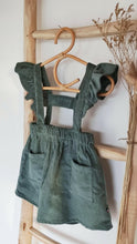 Charger l'image dans la galerie, Jupe à bretelles volantées "Anna" en velours côtelé vert émeraude durable et écoresponsable fabriquée en France par Les p'tites Merveilles de Bérénice