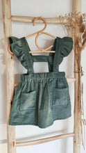 Charger l'image dans la galerie, Jupe à bretelles volantées "Anna" en velours côtelé vert émeraude durable et écoresponsable fabriquée en France par Les p'tites Merveilles de Bérénice