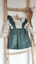 Charger l'image dans la galerie, Jupe à bretelles volantées "Anna" en velours côtelé vert émeraude durable et écoresponsable fabriquée en France par Les p'tites Merveilles de Bérénice