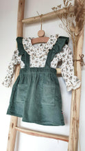 Charger l'image dans la galerie, Jupe à bretelles volantées "Anna" en velours côtelé vert émeraude durable et écoresponsable fabriquée en France par Les p'tites Merveilles de Bérénice