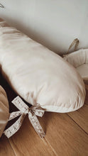 Charger l'image dans la galerie, Détails coussin d'allaitement beige style bohème écoresponsable et durable en tissu lavable et imperméable fabriqué in France par Les p'tites Merveilles de Bérénice
