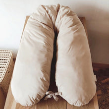 Charger l'image dans la galerie, Coussin d'allaitement beige style bohème écoresponsable et durable en tissu lavable et imperméable fabriqué in France par Les p'tites Merveilles de Bérénice