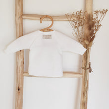 Charger l'image dans la galerie, Brassière bébé tricotée en France avec broderie personnalisée fabriquée en France pour Les p'tites Merveilles de Bérénice