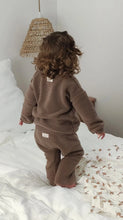 Charger l'image dans la galerie, Ensemble cocooning avec pantalon Naël ourson bébé fausse fourrure moumoute sherpa chocolat écoresponsable et durable fabriqué en France par Les p'tites Merveilles de Bérénice porté par Alice 27 mois