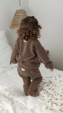 Charger l'image dans la galerie, Ensemble cocooning avec sweat ourson bébé en fausse fourrure mouton sherpa chocolat écoresponsable et durable fabriqué en France par Les p'tites Merveilles de Bérénice porté par Alice 27 mois