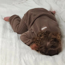 Charger l'image dans la galerie, Ensemble cocooning avec sweat ourson bébé en fausse fourrure mouton sherpa chocolat écoresponsable et durable fabriqué en France par Les p'tites Merveilles de Bérénice porté par Alice 27 mois