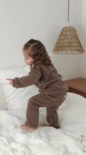 Charger l'image dans la galerie, Ensemble cocooning avec pantalon Naël ourson bébé fausse fourrure moumoute sherpa chocolat écoresponsable et durable fabriqué en France par Les p'tites Merveilles de Bérénice porté par Alice 27 mois