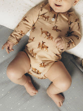 Charger l'image dans la galerie, Body bébé "Sacha" à manches longues et col pressionné en jersey de coton soyeux beige "Biches" fabriqué en France par Les p'tites Merveilles de Bérénice porté par Lison 6 mois