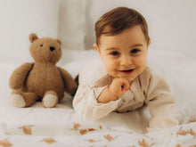 Charger l'image dans la galerie, Chemise bébé garçon Matisse en velours côtelé de coton lavé écru durable et écoresponsable fabriquée en France par Les p'tites Merveilles de Bérénice portée par Andréa 10 mois