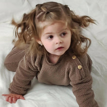 Charger l'image dans la galerie, Ensemble cocooning avec sweat ourson bébé en fausse fourrure mouton sherpa chocolat écoresponsable et durable fabriqué en France par Les p'tites Merveilles de Bérénice porté par Alice 27 mois