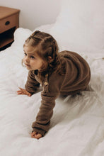 Charger l'image dans la galerie, Ensemble cocooning avec pantalon Naël ourson bébé fausse fourrure moumoute sherpa chocolat écoresponsable et durable fabriqué en France par Les p'tites Merveilles de Bérénice porté par Alice 27 mois