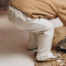 Charger l'image dans la galerie, Pantalon bébé fille "Mahé" en velours côtelé fines côtes blanc cassé / écru à petits pois noirs écoresponsable et durable fabriqué en France par Les p'tites Merveilles de Bérénice taille 24 mois porté par Alice 27 mois